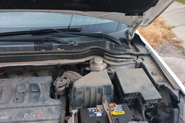 Used Haval H6 2015 Upgraded Model 1.5T Manual Two-Wheel Drive Elite Version Engine Bay Left