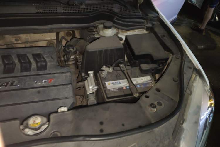 Used Haval H6 2015 Sport Edition 1.5T Automatic Two-Wheel Drive Luxury Model Engine Bay Left