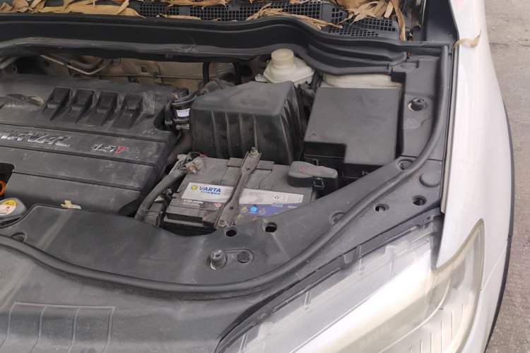 Used Haval H6 2015 Upgraded Model 1.5T Manual Two-Wheel Drive Elite Version Engine Bay Left