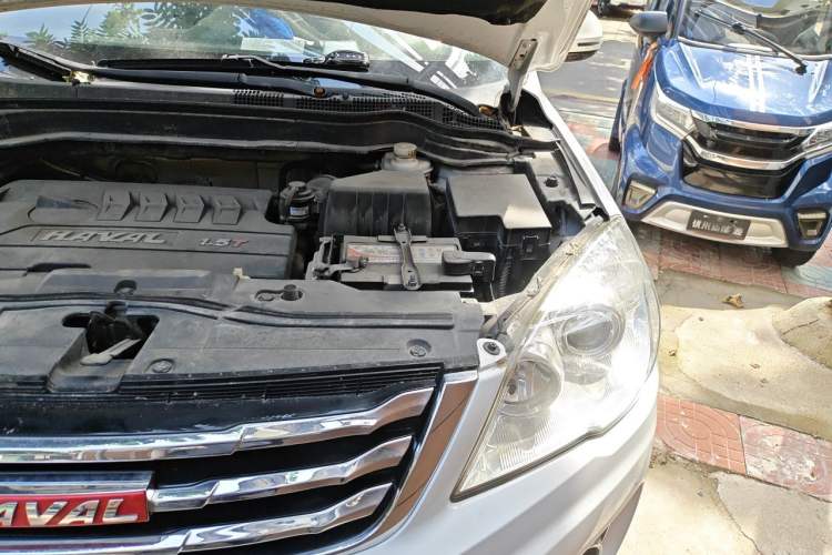 Used Haval H6 2015 Upgraded Model 1.5T Manual Two-Wheel Drive Elite Version Engine Bay Left
