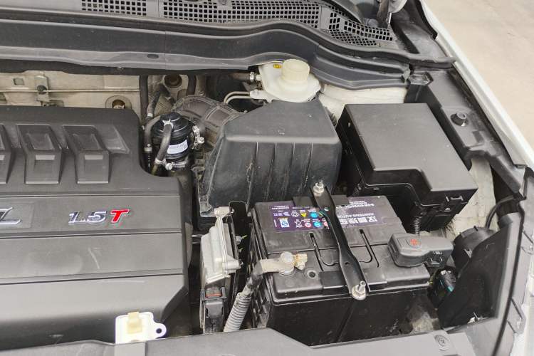Used Haval H6 2015 Upgraded Model 1.5T Manual Two-Wheel Drive Elite Version Engine Bay Left