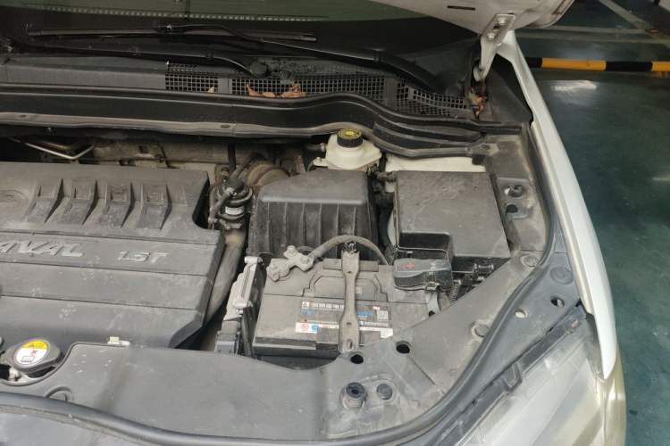 Used Haval H6 2015 Sport Edition 1.5T Automatic Two-Wheel Drive Luxury Model Engine Bay Left