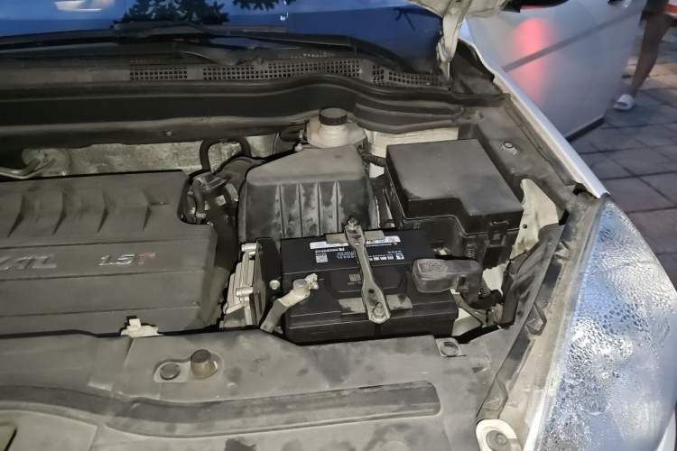Used Haval H6 2015 Upgraded Model 1.5T Manual Two-Wheel Drive Elite Version Engine Bay Left