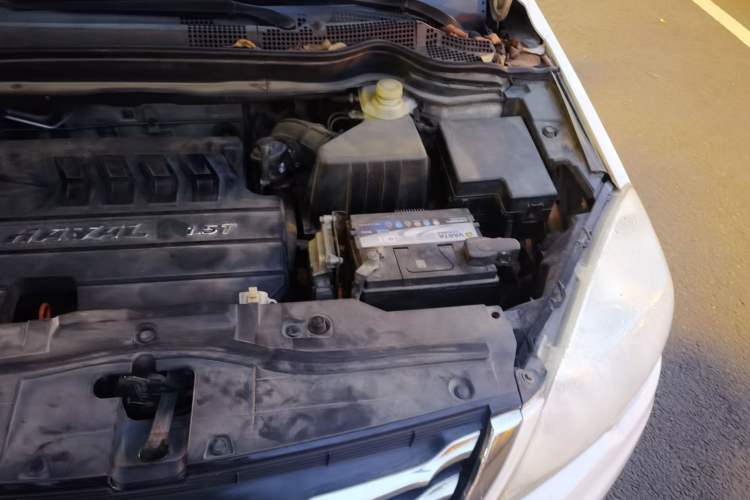 Used Haval H6 2015 Upgraded Model 1.5T Manual Two-Wheel Drive Elite Version Engine Bay Left
