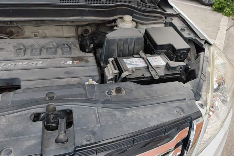 Used Haval H6 2015 Upgraded Model 1.5T Manual Two-Wheel Drive Elite Version Engine Bay Left