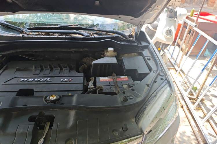 Used Haval H6 2015 Revised Version Sport Edition 1.5T Manual Transmission Two-Wheel Drive Elite Grade Engine Bay Left