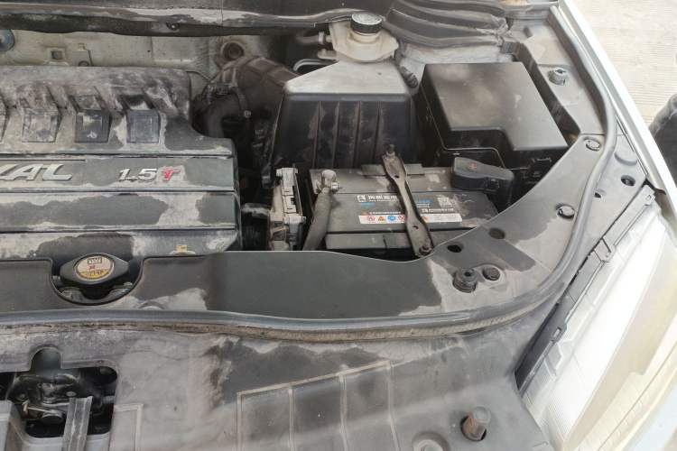 Used Haval H6 2015 Revised Version Sport Edition 1.5T Manual Transmission Two-Wheel Drive Elite Grade Engine Bay Left