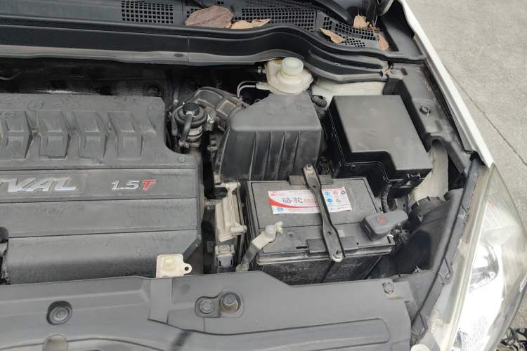 Used Haval H6 2015 Upgraded Model 1.5T Manual Two-Wheel Drive Elite Version Engine Bay Left