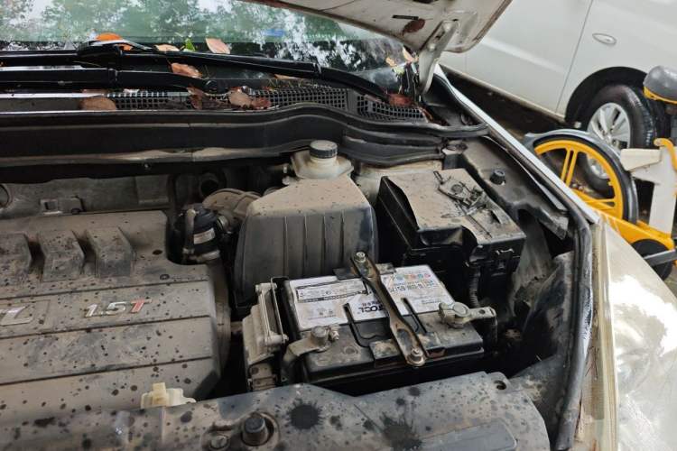 Used Haval H6 2015 Upgraded Model 1.5T Manual Two-Wheel Drive Elite Version Engine Bay Left