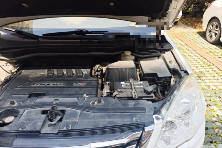 Used Haval H6 2015 Upgraded Model 1.5T Manual Two-Wheel Drive Elite Version Engine Bay Left