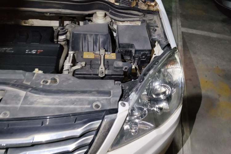 Used Haval H6 2015 Upgraded Model 1.5T Manual Two-Wheel Drive Elite Version Engine Bay Left