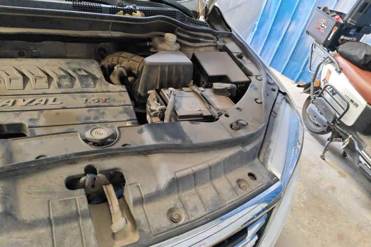 Used Haval H6 2015 Revised Version Sport Edition 1.5T Manual Transmission Two-Wheel Drive Elite Grade Engine Bay Left