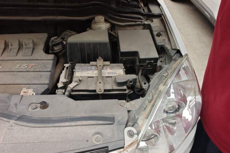 Used Haval H6 2015 Upgraded Model 1.5T Manual Two-Wheel Drive Elite Version Engine Bay Left