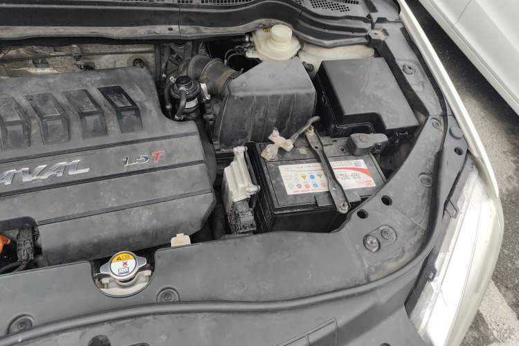 Used Haval H6 2015 Sport Edition 1.5T Automatic Two-Wheel Drive Luxury Model Engine Bay Left