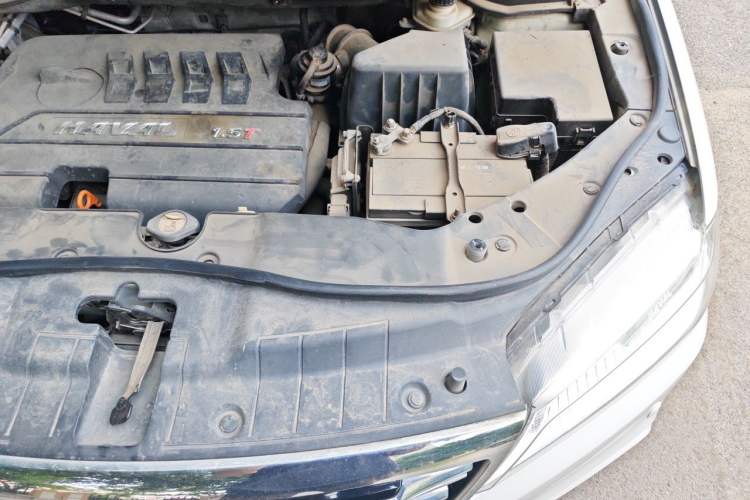 Used Haval H6 2015 Sport Edition 1.5T Automatic Two-Wheel Drive Luxury Model Engine Bay Left