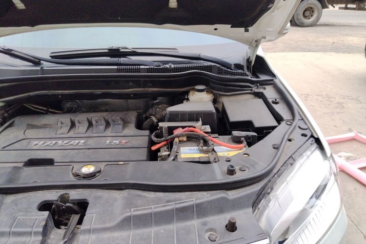 Used Haval H6 2015 Revised Version Sport Edition 1.5T Manual Transmission Two-Wheel Drive Elite Grade Engine Bay Left