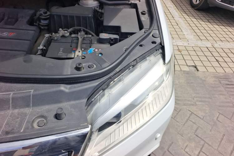 Used Haval H6 2015 Sport Edition 1.5T Automatic Two-Wheel Drive Luxury Model Engine Bay Left