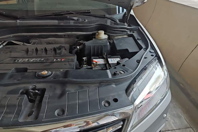 Used Haval H6 2015 Revised Version Sport Edition 1.5T Manual Transmission Two-Wheel Drive Elite Grade Engine Bay Left