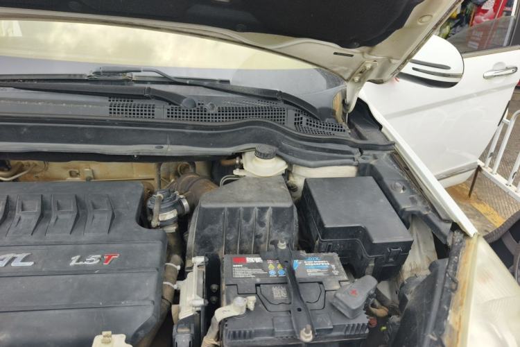 Used Haval H6 2015 Upgraded Model 1.5T Manual Two-Wheel Drive Elite Version Engine Bay Left