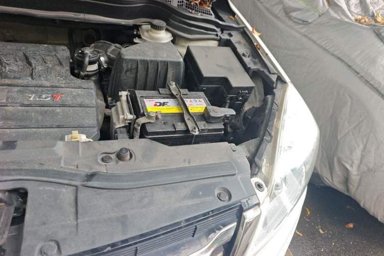 Used Haval H6 2015 Upgraded Model 1.5T Manual Two-Wheel Drive Elite Version Engine Bay Left