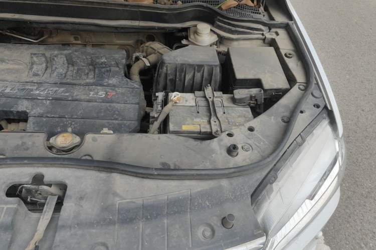 Used Haval H6 2015 Revised Version Sport Edition 1.5T Manual Transmission Two-Wheel Drive Elite Grade Engine Bay Left