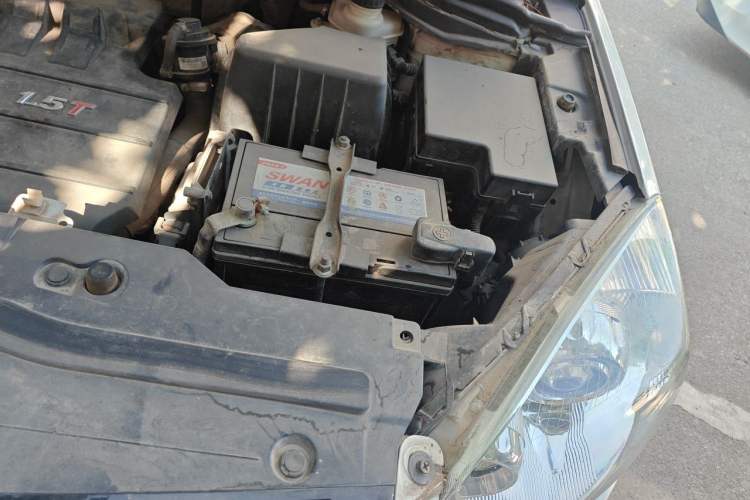 Used Haval H6 2015 Upgraded Model 1.5T Manual Two-Wheel Drive Elite Version Engine Bay Left