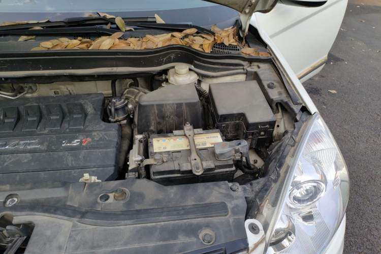 Used Haval H6 2015 Upgraded Model 1.5T Manual Two-Wheel Drive Elite Version Engine Bay Left