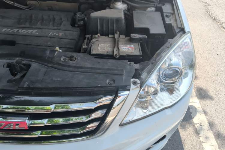 Used Haval H6 2015 Upgraded Model 1.5T Manual Two-Wheel Drive Elite Version Engine Bay Left