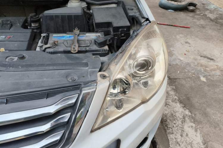 Used Haval H6 2015 Upgraded Model 1.5T Manual Two-Wheel Drive Elite Version Engine Bay Left