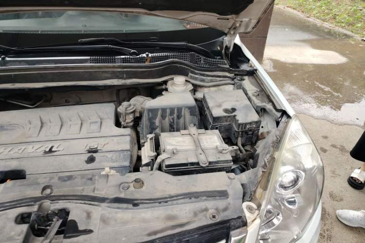 Used Haval H6 2015 Upgraded Model 1.5T Manual Two-Wheel Drive Elite Version Engine Bay Left