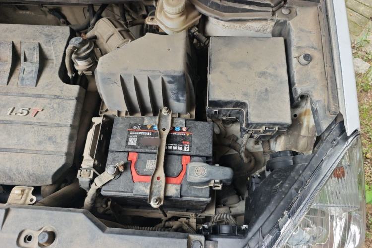 Used Haval H6 2015 Upgraded Model 1.5T Manual Two-Wheel Drive Elite Version Engine Bay Left