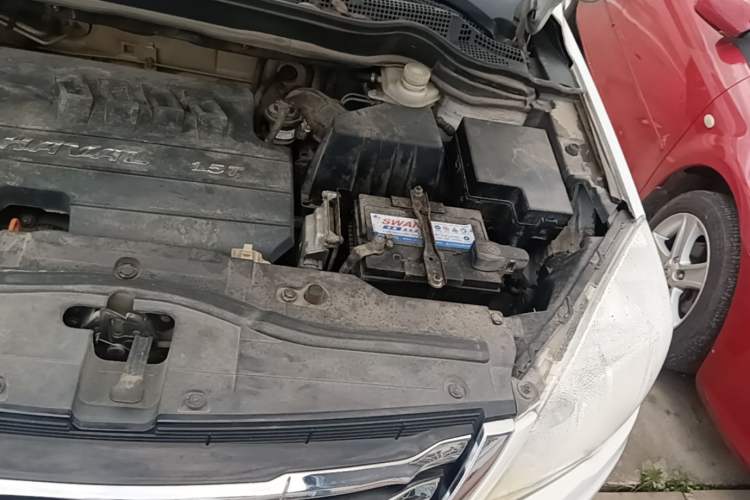 Used Haval H6 2015 Upgraded Model 1.5T Manual Two-Wheel Drive Elite Version Engine Bay Left