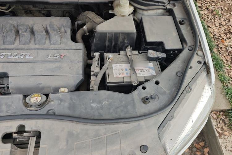 Used Haval H6 2015 Revised Version Sport Edition 1.5T Manual Transmission Two-Wheel Drive Elite Grade Engine Bay Left