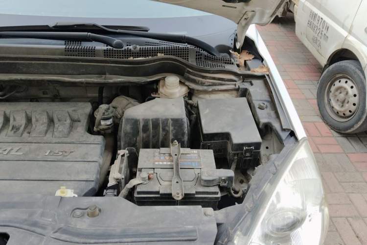 Used Haval H6 2015 Upgraded Model 1.5T Manual Two-Wheel Drive Elite Version Engine Bay Left