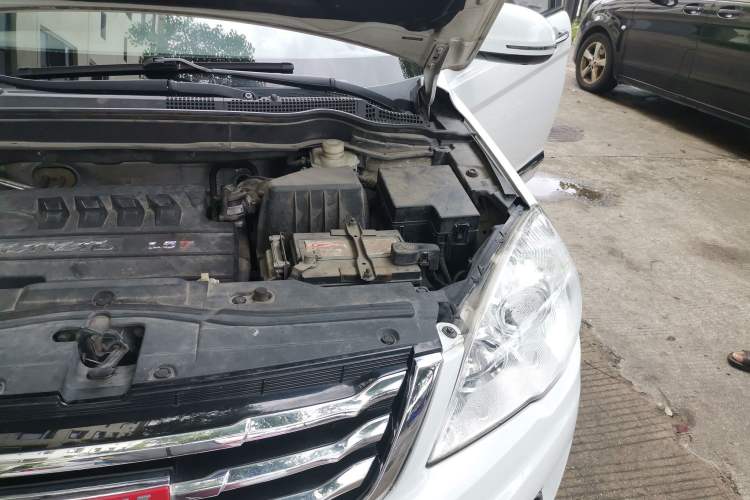 Used Haval H6 2015 Upgraded Model 1.5T Manual Two-Wheel Drive Elite Version Engine Bay Left