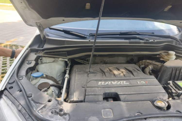 Used Haval H6 2015 Revised Version Sport Edition 1.5T Manual Transmission Two-Wheel Drive Elite Grade Engine Bay Right