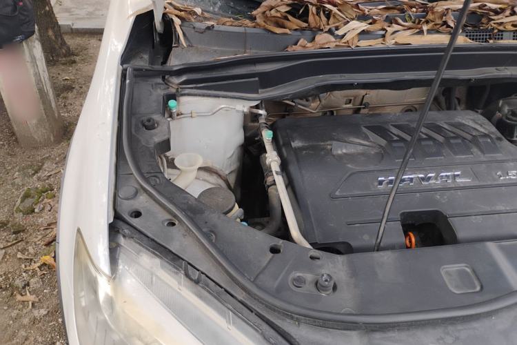 Used Haval H6 2015 Upgraded Model 1.5T Manual Two-Wheel Drive Elite Version Engine Bay Right