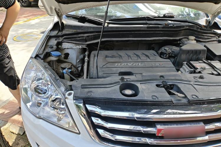 Used Haval H6 2015 Upgraded Model 1.5T Manual Two-Wheel Drive Elite Version Engine Bay Right