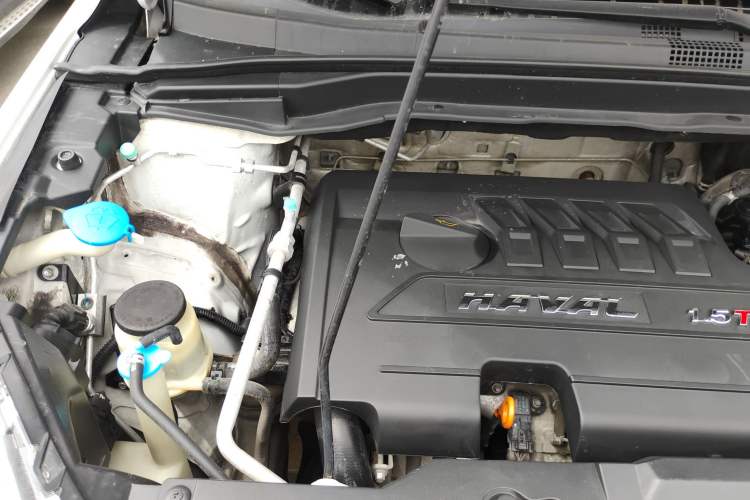 Used Haval H6 2015 Upgraded Model 1.5T Manual Two-Wheel Drive Elite Version Engine Bay Right