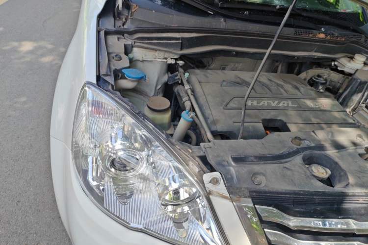 Used Haval H6 2015 Upgraded Model 1.5T Manual Two-Wheel Drive Elite Version Engine Bay Right