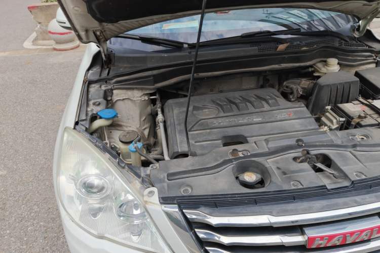 Used Haval H6 2015 Upgraded Model 1.5T Manual Two-Wheel Drive Elite Version Engine Bay Right