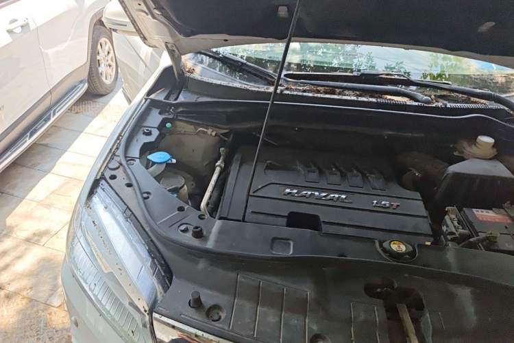 Used Haval H6 2015 Revised Version Sport Edition 1.5T Manual Transmission Two-Wheel Drive Elite Grade Engine Bay Right