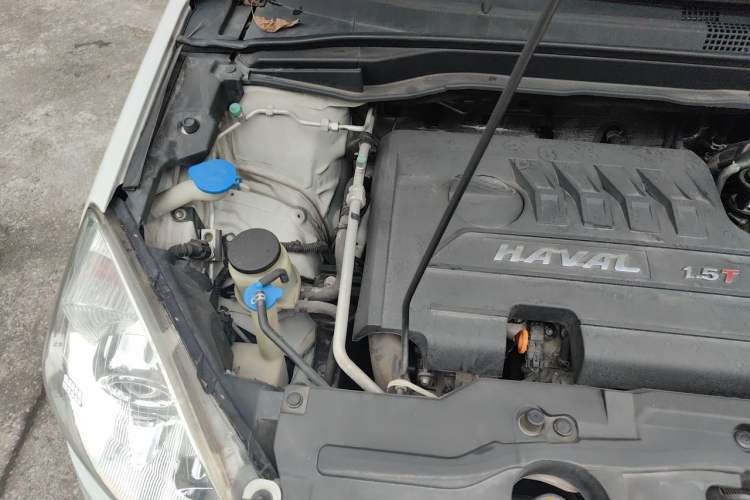 Used Haval H6 2015 Upgraded Model 1.5T Manual Two-Wheel Drive Elite Version Engine Bay Right