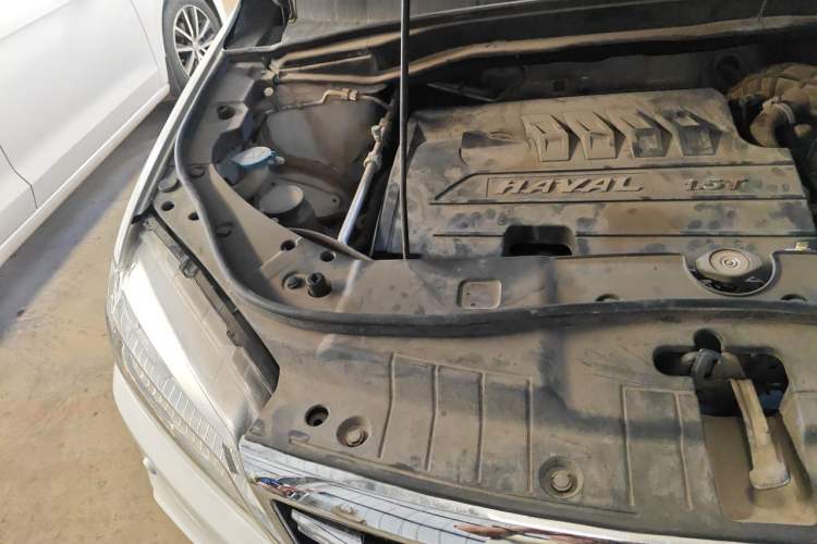 Used Haval H6 2015 Revised Version Sport Edition 1.5T Manual Transmission Two-Wheel Drive Elite Grade Engine Bay Right