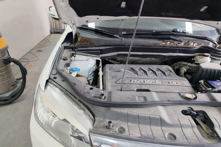 Used Haval H6 2015 Revised Version Sport Edition 1.5T Manual Transmission Two-Wheel Drive Elite Grade Engine Bay Right