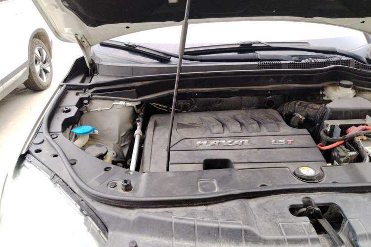 Used Haval H6 2015 Revised Version Sport Edition 1.5T Manual Transmission Two-Wheel Drive Elite Grade Engine Bay Right