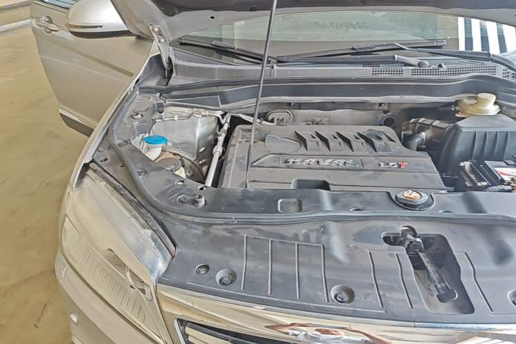 Used Haval H6 2015 Revised Version Sport Edition 1.5T Manual Transmission Two-Wheel Drive Elite Grade Engine Bay Right