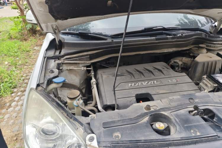 Used Haval H6 2015 Upgraded Model 1.5T Manual Two-Wheel Drive Elite Version Engine Bay Right