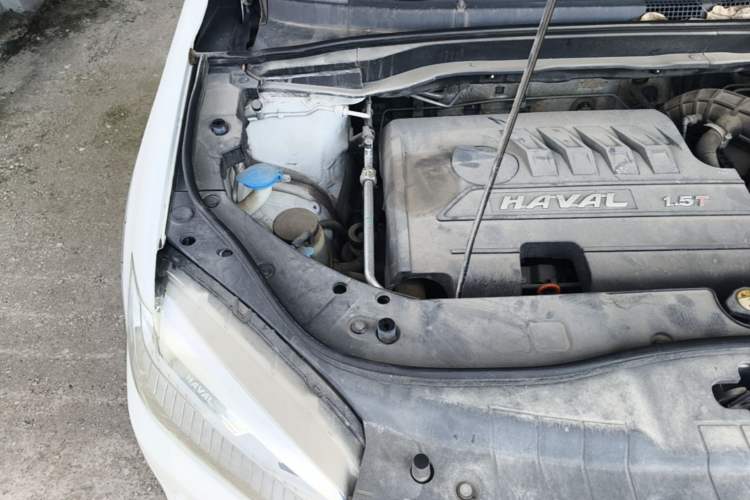 Used Haval H6 2015 Revised Version Sport Edition 1.5T Manual Transmission Two-Wheel Drive Elite Grade Engine Bay Right
