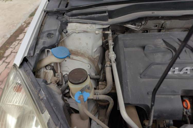 Used Haval H6 2015 Upgraded Model 1.5T Manual Two-Wheel Drive Elite Version Engine Bay Right